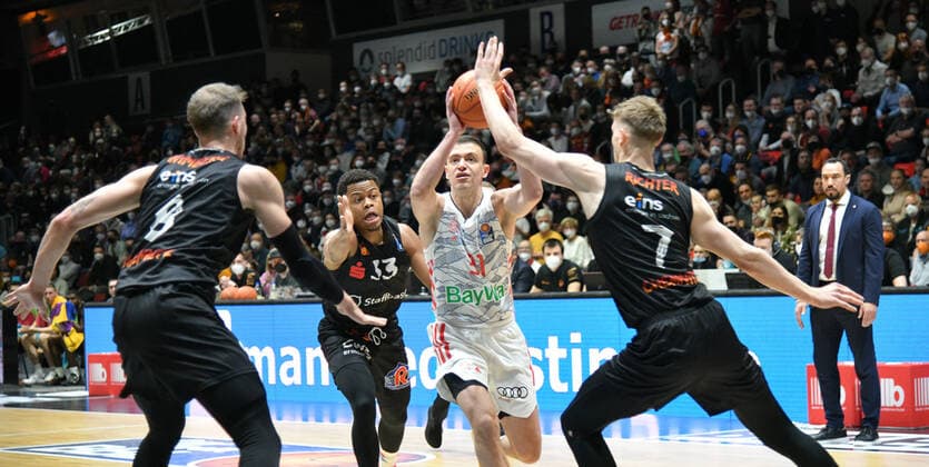 Zan Mark Sisko FC Bayern Muenchen Basketball on the ball, Jan Niklas Wimberg Niners Chemnitz left , Jonas Richter Niners Chemnitz right and Eric Washington Niners Chemnitz 2 v left , Niners Chemnitz vs FC Bayern Muenchen Basketball, easycredit Basketball Bundesliga, 15 02 2022 Niners Chemnitz vs FC Bayern Muenchen Basketball, easycredit Basketball Bundesliga, 15 02 2022 Chemnitz Copyright: xBertxHarzer xEibner-xPressefotox