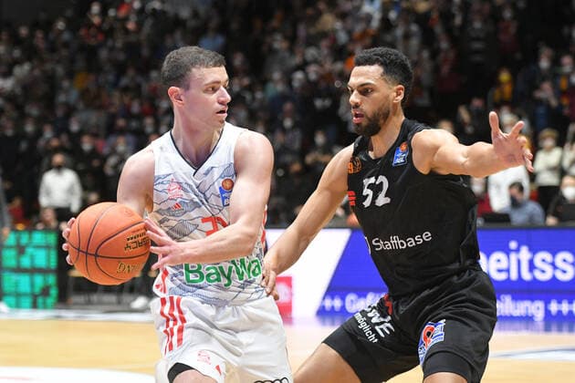 Zan Mark Sisko FC Bayern Muenchen Basketball left and Trent Lockett Niners Chemnitz right , Niners Chemnitz vs FC Bayern Muenchen Basketball, easycredit Basketball Bundesliga, 15 02 2022 Niners Chemnitz vs FC Bayern Muenchen Basketball, easycredit Basketball Bundesliga, 15 02 2022 Chemnitz Copyright: xBertxHarzer xEibner-xPressefotox