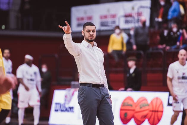 ProA 20 Matchday Artland Dragons vs Tigers Tuebingen, 15 02 2022 Hussain Ghassan Dassouki Tigers Tuebingen, Assistant Coach ProA 20 Matchday Artland Dragons vs Tigers Tuebingen on 15 02 2022 in Quakenbrueck Artland Arena , Germany, Copyright: xBEAUTIFULxSPORTS Neddermannx