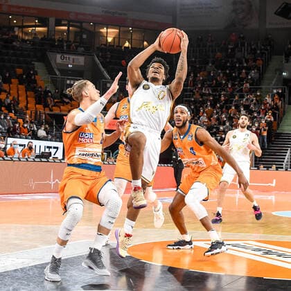 GER, BBL, ratiopharm Ulm vs Basketball Löwen Braunschweig 15.02.2022, ratiopharm arena, Neu-Ulm, GER, BBL, ratiopharm Ulm vs Basketball Löwen Braunschweig, im Bild Tookie Brown (Braunschweig, 0) setzt sich gegen Thomas Klepeisz (Ulm, 22) und Jaron Blossomgame (Ulm, 4) durch und punktet nordphotoxGmbHx xHafner nph00200