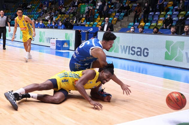 Fraport Skyliners Alba Berlin, easyCredit BBL Jaleen Smith Alba Berlin, 3 and Len Adam Schoormann Fraport Skyliners, 6 go down Basketball match of the easyCredit BBL between Fraport Skyliners and Alba Berlin on February 15, 2022 at the Ballsporthalle in Frankfurt am Main , Frankfurt am Main Hesse Germany Ballsporthalle