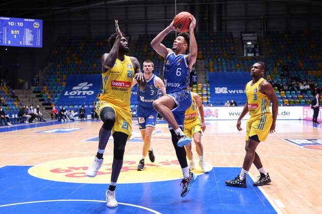 Fraport Skyliners Alba Berlin, easyCredit BBL Christ Koumadje Alba Berlin, 21 defends against the attacking Len Adam Schoormann Fraport Skyliners, 6 right Jaleen Smith Alba Berlin, 3 Basketball match of the easyCredit BBL between the Fraport Skyliners and Alba Berlin on 15 February 2022 at the Ballsporthalle in Frankfurt am Main , Frankfurt am Main Hesse Germany Ballsporthalle