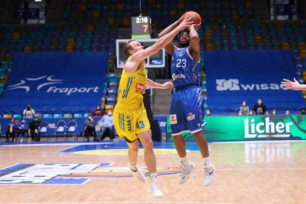 Fraport Skyliners Alba Berlin, easyCredit BBL Quantez Robertson Fraport Skyliners, 23 vs Luke Sikma Alba Berlin, 43 easyCredit BBL basketball match between Fraport Skyliners and Alba Berlin on February 15, 2022 at Ballsporthalle in Frankfurt am Main , Frankfurt am Main Hesse Germany Ballsporthalle