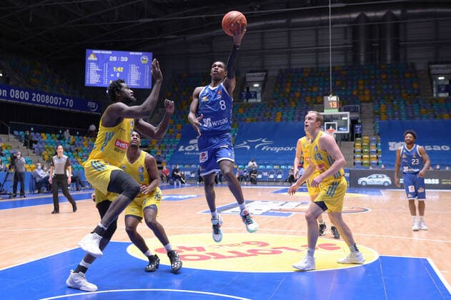 Fraport Skyliners - Alba Berlin, easyCredit-BBL Unbedrängt steigt Brancou Badio (Fraport Skyliners, 8) hoch zum Korb. Links Christ Koumadje (Alba Berlin, 21) und Jaleen Smith (Alba Berlin, 3), rechts Luke Sikma (Alba Berlin, 43). Basketball-Spiel der easyCredit BBL zwischen den Fraport Skyliners und Alba Berlin am 15. Februar 2022 in der Ballsporthalle in Frankfurt am Main., Frankfurt am Main Hessen Deutschland Ballsporthalle