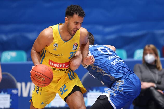Fraport Skyliners Alba Berlin, easyCredit BBL Johannes Thiemann Alba Berlin, 32 against Lukas Wank Fraport Skyliners, 0 easyCredit BBL basketball match between Fraport Skyliners and Alba Berlin on 15 February 2022 at Ballsporthalle in Frankfurt am Main , Frankfurt am Main Hesse Germany Ballsporthalle