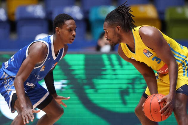 Fraport Skyliners Alba Berlin, easyCredit BBL Left Brancou Badio Fraport Skyliners, 8 , right Jaleen Smith Alba Berlin, 3 Basketball match of the easyCredit BBL between the Fraport Skyliners and Alba Berlin on 15 February 2022 at the Ballsporthalle in Frankfurt am Main , Frankfurt am Main Hesse Germany Ballsporthalle