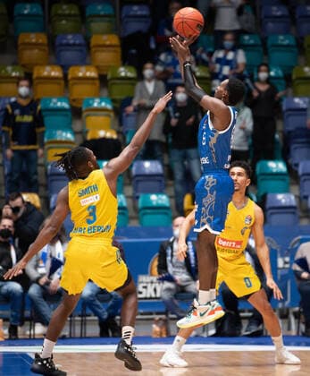 15.02.2022, xsltx, Basketball BBL Bundesliga, Frankfurt Skyliners - Alba Berlin emspor, v.l. Jaleen Smith - SG PG (Alba Berlin), Brancou Badio - Point Guard (Fraport Skyliners) - Badio trifft für Frankfurt (DFL DFB REGULATIONS PROHIBIT ANY USE OF PHOTOGRAPHS as IMAGE SEQUENCES and or QUASI-VIDEO) Frankfurt am Main