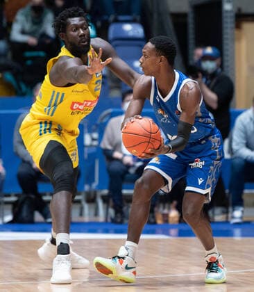 15 02 2022, xsltx, Basketball BBL Bundesliga, Frankfurt Skyliners Alba Berlin emspor, v l Christ Koumadje C Alba Berlin , Brancou Badio Point Guard Fraport Skyliners DFL DFB REGULATIONS PROHIBIT ANY USE OF PHOTOGRAPHS as IMAGE SEQUENCES and or QUASI VIDEO Frankfurt am Main