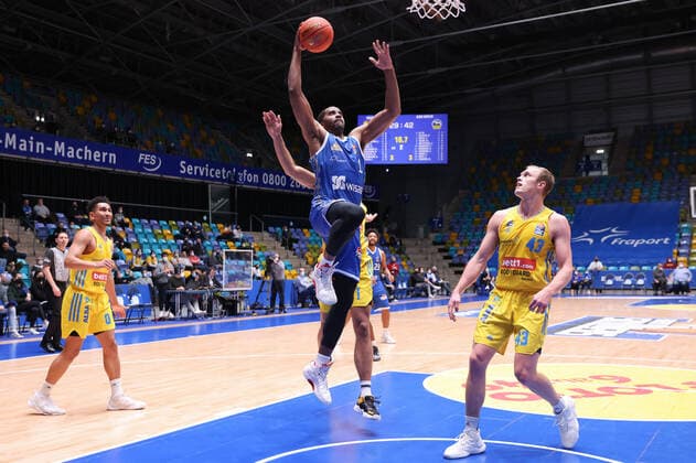 Fraport Skyliners Alba Berlin, easyCredit BBL Jamel McLean Fraport Skyliners, 1 rises high to the basket, right Luke Sikma Alba Berlin, 43 easyCredit BBL basketball match between Fraport Skyliners and Alba Berlin on 15 February 2022 at Ballsporthalle in Frankfurt am Main , Frankfurt am Main Hesse Germany Ballsporthalle