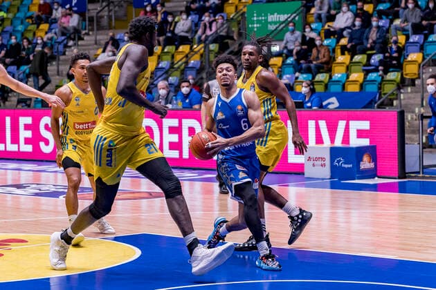 easycredit BBL, Fraport Skyliners vs Alba Berlin, Frankfurt, Fraport Arena, 15 2 2022 Len Adam Schoormann Fraport Skyliners 6 , Fraport Skyliners vs Alba Berlin, Frankfurt, Fraport Arena, 15 2 2022 Copyright: xBEAUTIFULxSPORTS Gawlikx