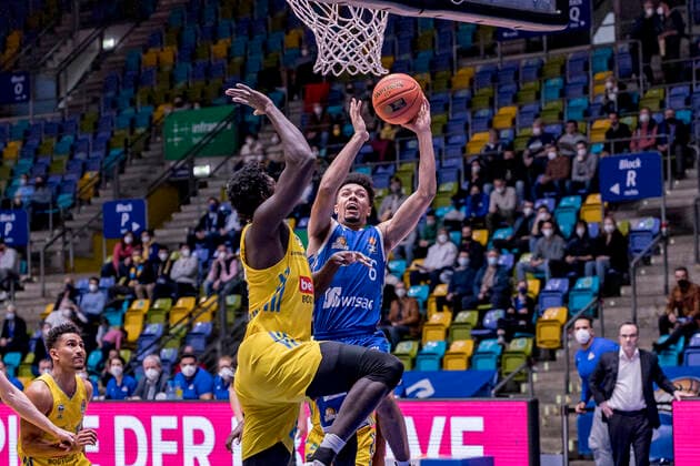 easycredit BBL, Fraport Skyliners vs Alba Berlin, Frankfurt, Fraport Arena, 15 2 2022 Len Adam Schoormann Fraport Skyliners 6 Christ Koumadje Alba Berlin 21 , Fraport Skyliners vs Alba Berlin, Frankfurt, Fraport Arena, 15 2 2022 Copyright: xBEAUTIFULxSPORTS Gawlikx