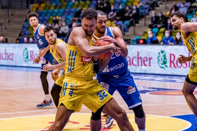 easycredit BBL, Fraport Skyliners vs Alba Berlin, Frankfurt, Fraport Arena, 15 2 2022 Rasheed Moore Fraport Skyliners 20 Johannes Thiemann Alba Berlin 32 , Fraport Skyliners vs Alba Berlin, Frankfurt, Fraport Arena, 15 2 2022 Copyright: xBEAUTIFULxSPORTS Gawlikx