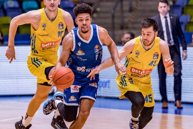 easycredit BBL, Fraport Skyliners vs Alba Berlin, Frankfurt, Fraport Arena, 15 2 2022 Len Adam Schoormann Fraport Skyliners 6 Tamir Blatt Alba Berlin 45 , fFraport Skyliners vs Alba Berlin, Frankfurt, Fraport Arena, 15 2 2022 Copyright: xBEAUTIFULxSPORTS Gawlikx