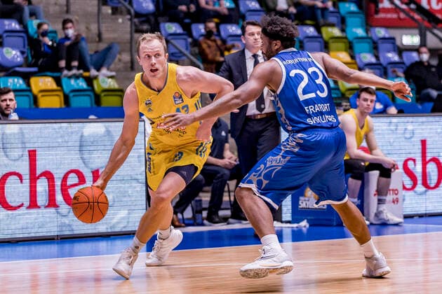 easycredit BBL, Fraport Skyliners vs Alba Berlin, Frankfurt, Fraport Arena, 15 2 2022 Luke Sikma Alba Berlin 43 Quantez Robertson Fraport Skyliners 23 , Fraport Skyliners vs Alba Berlin, Frankfurt, Fraport Arena, 15 2 2022 Copyright: xBEAUTIFULxSPORTS Gawlikx