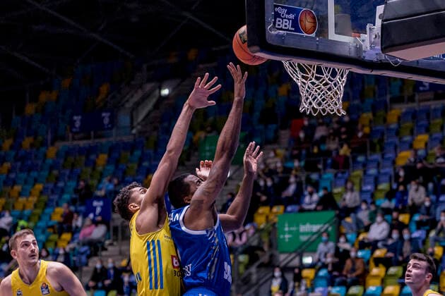 easycredit BBL, Fraport Skyliners vs Alba Berlin, Frankfurt, Fraport Arena, 15 2 2022 Jamel McLean Fraport Skyliners 1 Oscar Da Silva Alba Berlin 1 , Fraport Skyliners vs Alba Berlin, Frankfurt, Fraport Arena, 15 2 2022 Copyright: xBEAUTIFULxSPORTS Gawlikx