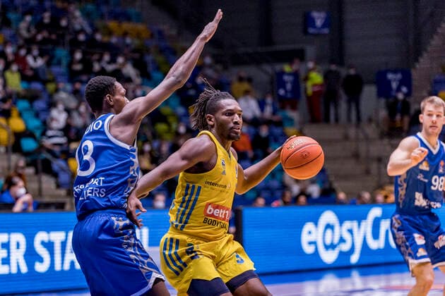 easycredit BBL, Fraport Skyliners vs Alba Berlin, Frankfurt, Fraport Arena, 15 2 2022 Brancou Badio Fraport Skyliners 8 Jaleen Smith Alba Berlin 3 , Fraport Skyliners vs Alba Berlin, Frankfurt, Fraport Arena, 15 2 2022 Copyright: xBEAUTIFULxSPORTS Gawlikx