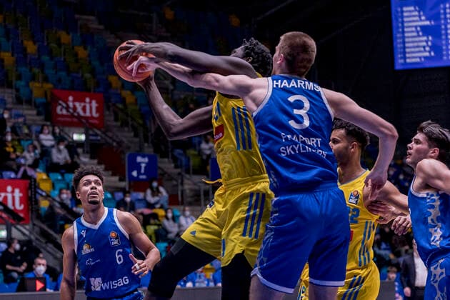 easycredit BBL, Fraport Skyliners vs Alba Berlin, Frankfurt, Fraport Arena, 15 2 2022 Matt Haarms Fraport Skyliners 3 Christ Koumadje Alba Berlin 21 , Fraport Skyliners vs Alba Berlin, Frankfurt, Fraport Arena, 15 2 2022 Copyright: xBEAUTIFULxSPORTS Gawlikx