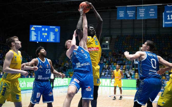 15 02 2022, xsltx, Basketball BBL Bundesliga, Frankfurt Skyliners Alba Berlin emspor, v l Malte Delow SF SG Alba Berlin , Quantez Robertson Shoot Guard Fraport Skyliners , Matt Haarms Center Fraport Skyliners , Christ Koumadje C Alba Berlin , Lukas Wank Shoot Guard Fraport Skyliners Duel of the Giants Haarms and Koumadie DFL DFB REGULATIONS PROHIBIT ANY USE OF PHOTOGRAPHS as IMAGE SEQUENCES and or QUASI VIDEO Frankfurt am Main
