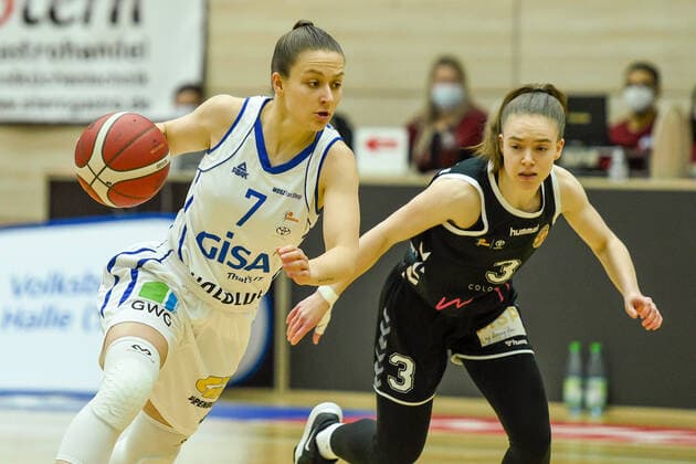 Halle, Germany 15 February 2022 1 BBL Women 2021 2022 Gisa Lions SV Halle vs Rheinland Lions v li in duel Laura Schinkel Halle and Jienke de Leyn Rheinland Lions SWH arena Saxony Anhalt Copyright: xFotostandx xxBallaschx