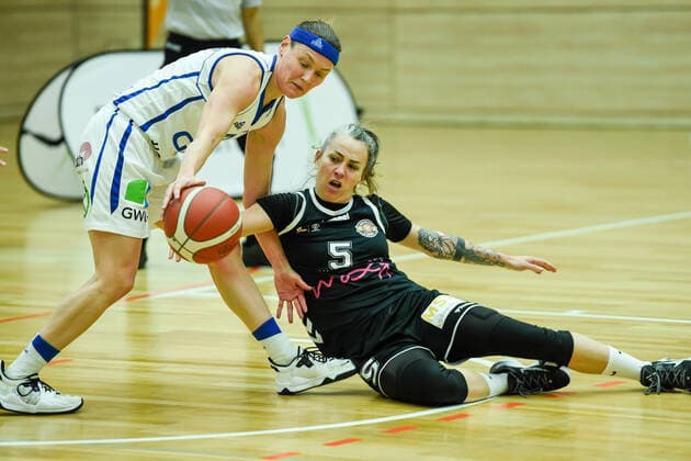 Halle, Germany 15 February 2022 1 BBL women 2021 2022 Gisa Lions SV Halle vs Rheinland Lions v li in duel Rachael Vanderwal Halle and Joyce Cousseins Smith Rheinland Lions SWH arena Sachsen Anhalt Copyright: xFotostandx xxBallaschx