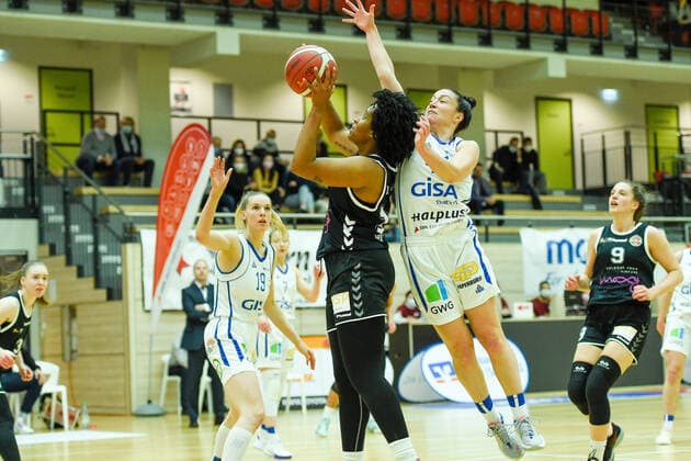 Halle, Germany 15 February 2022 1 BBL women 2021 2022 Gisa Lions SV Halle vs Rheinland Lions v li in duel Brianna Rollerson Rheinland Lions and Eilidh Simpson Halle SWH arena Sachsen Anhalt Copyright: xFotostandx xxBallaschx