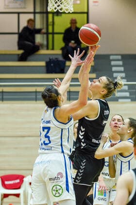 Halle, Germany 15 February 2022 1 BBL Women 2021 2022 Gisa Lions SV Halle vs Rheinland Lions v li in duel Devran Tanacan Halle and Lisa Koop Rheinland Lions SWH arena Saxony Anhalt Copyright: xFotostandx xxBallaschx