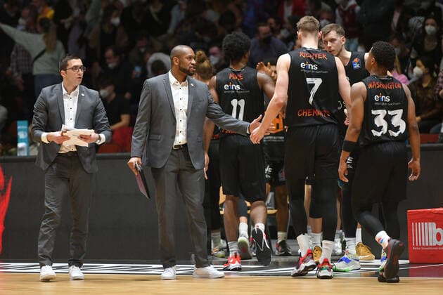 Niners Chemnitz team re and Virgil Matthews assistant coach, assistant coach, Niners Chemnitz center, Gjorgji Kochov assistant coach, assistant coach, Niners Chemnitz li , Niners Chemnitz vs FC Bayern Muenchen Basketball, easycredit Basketball Bundesliga, 15 02 2022 Niners Chemnitz vs FC Bayern Muenchen Basketball, easycredit Basketball Bundesliga, 15 02 2022 Chemnitz. Copyright: xBertxHarzer xEibner-xPressefotox