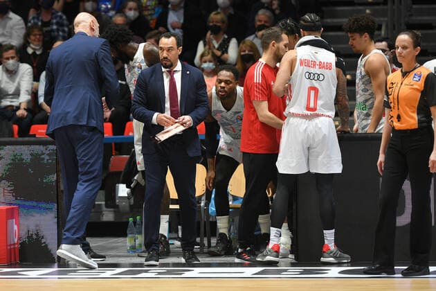 Demond Greene Co Trainer, FC Bayern Muenchen Basketball center, Slaven Rimac Co Trainer, Assistant Coach, FC Bayern Muenchen Basketball li , Niners Chemnitz vs FC Bayern Muenchen Basketball, easycredit Basketball Bundesliga, 15 02 2022 Niners Chemnitz vs FC Bayern Muenchen Basketball, easycredit Basketball Bundesliga, 15 02 2022 Chemnitz Copyright: xBertxHarzer xEibner-xPressefotox