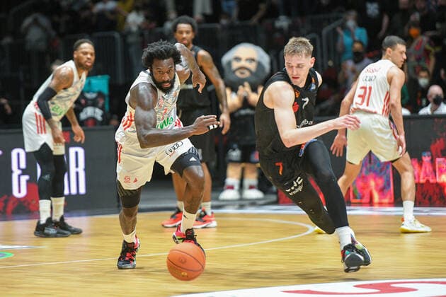 Othello Hunter FC Bayern Muenchen Basketball left and Jonas Richter Niners Chemnitz right , Niners Chemnitz vs FC Bayern Muenchen Basketball, easycredit Basketball Bundesliga, 15 02 2022 Niners Chemnitz vs FC Bayern Muenchen Basketball, easycredit Basketball Bundesliga, 15 02 2022 Chemnitz Copyright: xBertxHarzer xEibner-xPressefotox