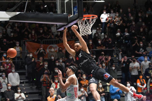 Trent Lockett Niners Chemnitz r and Nick Weiler Babb FC Bayern Muenchen Basketball li , Niners Chemnitz vs FC Bayern Muenchen Basketball, easycredit Basketball Bundesliga, 15 02 2022 Niners Chemnitz vs FC Bayern Muenchen Basketball, easycredit Basketball Bundesliga, 15 02 2022 Chemnitz Copyright: xBertxHarzer xEibner-xPressefotox