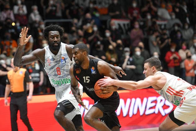 Othello Hunter FC Bayern Muenchen Basketball left , Zan Mark Sisko FC Bayern Muenchen Basketball right and Frantz Massenat Niners Chemnitz right , Niners Chemnitz vs FC Bayern Muenchen Basketball, easycredit Basketball Bundesliga, 15 02 2022 Niners Chemnitz vs FC Bayern Muenchen Basketball, easycredit Basketball Bundesliga, 15 02 2022 Chemnitz Copyright: xBertxHarzer xEibner-xPressefotox