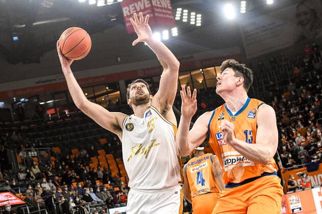 GER, BBL, ratiopharm Ulm vs Basketball Löwen Braunschweig 15.02.2022, ratiopharm arena, Neu-Ulm, GER, BBL, ratiopharm Ulm vs Basketball Löwen Braunschweig, im Bild Owen Klassen (Braunschweig, 5), Nicolas Bretzel (Ulm, 13) nordphotoxGmbHx xHafner nph00200