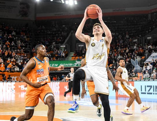 GER, BBL, ratiopharm Ulm vs Basketball Löwen Braunschweig 15.02.2022, ratiopharm arena, Neu-Ulm, GER, BBL, ratiopharm Ulm vs Basketball Löwen Braunschweig, im Bild Semaj Christon (Ulm, 0), David Krämer Kraemer (Braunschweig, 1) geht zum Korb nordphotoxGmbHx xHafner nph00200
