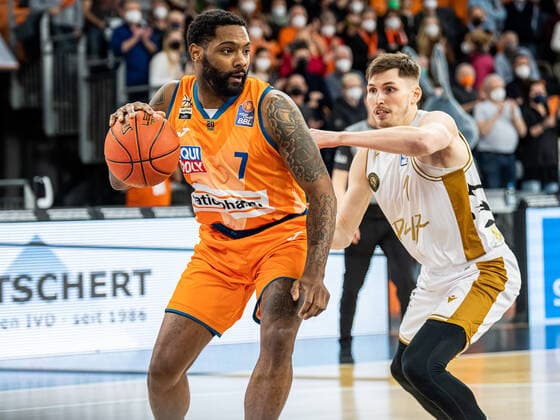 Sindarius Thornwell Ratiopharm Ulm, 07 in duel with David Kraemer Basketball Loewen Braunschweig, 01 , Ratiopharm Ulm vs Basketball Loewen Braunschweig, Basketball, Men, 1 Bundesliga, 15 02 2022 EIBNER Michael Schmidt Ratiopharm Ulm vs Basketball Loewen Braunschweig, Basketball, Men, 1 Bundesliga, 15 02 2022 New Ulm Copyright: xEIBNER MichaelxSchmidtx EP_MST