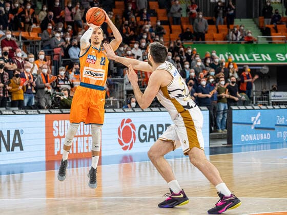 Thomas Klepeisz Ratiopharm Ulm, 22 throws a three-pointer, Ratiopharm Ulm vs Basketball Loewen Braunschweig, basketball, men, 1 Bundesliga, 15 02 2022 EIBNER Michael Schmidt Ratiopharm Ulm vs Basketball Loewen Braunschweig, basketball, men, 1 Bundesliga, 15 02 2022 Neu Ulm Copyright: xEIBNER MichaelxSchmidtx EP_MST