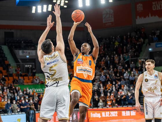 Semaj Christon Ratiopharm Ulm, 00 at the throw, Ratiopharm Ulm vs Basketball Loewen Braunschweig, Basketball, Men, 1 Bundesliga, 15 02 2022 EIBNER Michael Schmidt Ratiopharm Ulm vs Basketball Loewen Braunschweig, Basketball, Men, 1 Bundesliga, 15 02 2022 Neu Ulm Copyright: xEIBNER MichaelxSchmidtx EP_MST