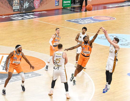 GER, BBL, ratiopharm Ulm vs Basketball Löwen Braunschweig 15.02.2022, ratiopharm arena, Neu-Ulm, GER, BBL, ratiopharm Ulm vs Basketball Löwen Braunschweig, im Bild Sindarius Thornwell (Ulm, 7) kann David Krämer Kraemer (Braunschweig, 1) nicht am 3er hindern nordphotoxGmbHx xHafner nph00200