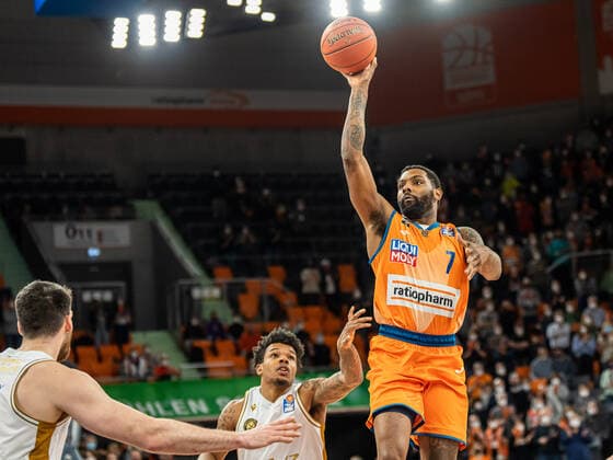 Sindarius Thornwell Ratiopharm Ulm, 07 at the basket, Ratiopharm Ulm vs Basketball Loewen Braunschweig, basketball, men, 1 Bundesliga, 15 02 2022 EIBNER Michael Schmidt Ratiopharm Ulm vs Basketball Loewen Braunschweig, basketball, men, 1 Bundesliga, 15 02 2022 Neu Ulm Copyright: xEIBNER MichaelxSchmidtx EP_MST