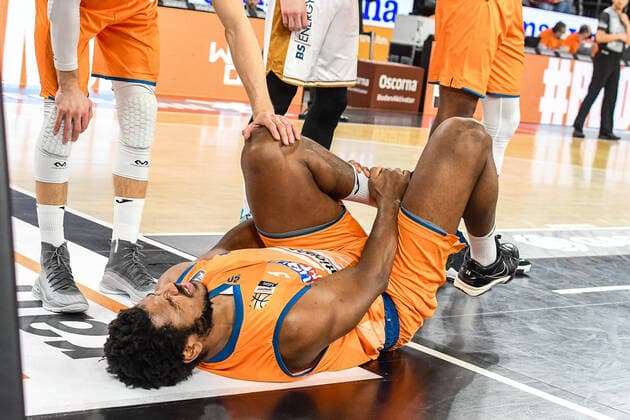 GER, BBL, ratiopharm Ulm vs Basketball Löwen Braunschweig 15.02.2022, ratiopharm arena, Neu-Ulm, GER, BBL, ratiopharm Ulm vs Basketball Löwen Braunschweig, im Bild Cristiano Felicio (Ulm, 1) hat sich am Knöchel verletzt nordphotoxGmbHx xHafner nph00200