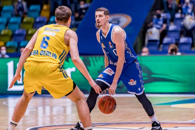 easycredit BBL, Fraport Skyliners vs Alba Berlin, Frankfurt, Fraport Arena, 15 2 2022 Lukas Wank Fraport Skyliners 0 Malte Delow Alba Berlin 6 , Fraport Skyliners vs Alba Berlin, Frankfurt, Fraport Arena, 15 2 2022 Copyright: xBEAUTIFULxSPORTS Gawlikx