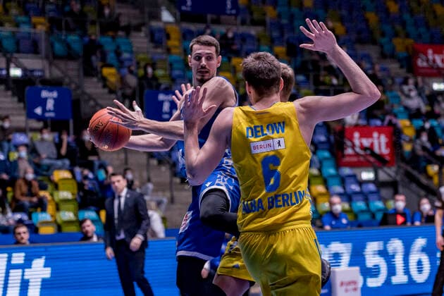 easycredit BBL, Fraport Skyliners vs Alba Berlin, Frankfurt, Fraport Arena, 15 2 2022 Lukas Wank Fraport Skyliners 0 Malte Delow Alba Berlin 6 , Fraport Skyliners vs Alba Berlin, Frankfurt, Fraport Arena, 15 2 2022 Copyright: xBEAUTIFULxSPORTS Gawlikx