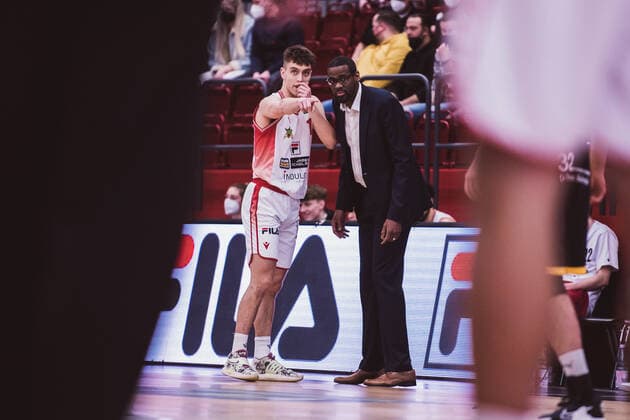 ProA 20 Spieltag Artland Dragons vs Tigers Tuebingen, 15 02 2022 Zachary Christopher Ensminger Artland Dragons, 1 , Julien Patrick Flomo Artland Dragons, Head Coach ProA 20 Spieltag Artland Dragons vs Tigers Tuebingen on 15 02 2022 in Quakenbrueck Artland Arena , Germany, Copyright: xBEAUTIFULxSPORTS Neddermannx