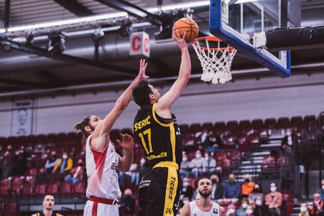 ProA 20 Spieltag Artland Dragons vs Tigers Tuebingen, 15 02 2022 Adam Pechacek Artland Dragons, 0 , Mateo Seric Tigers Tuebingen, 17 ProA 20 Spieltag Artland Dragons vs Tigers Tuebingen on 15 02 2022 in Quakenbrueck Artland Arena , Germany, Copyright: xBEAUTIFULxSPORTS Neddermannx