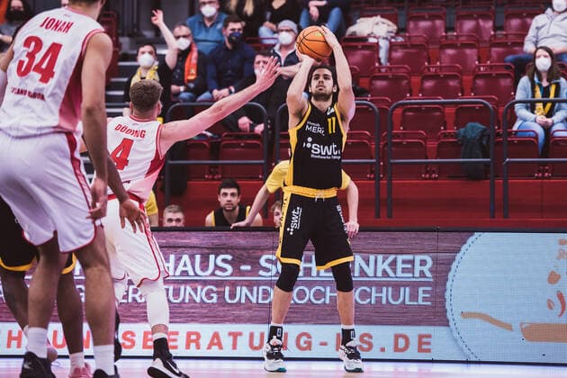 ProA 20 Matchday Artland Dragons vs Tigers Tuebingen, 15 02 2022 Erol Antonio Ersek Tigers Tuebingen, 11 , Thorben Doeding Artland Dragons, 4 ProA 20 Matchday Artland Dragons vs Tigers Tuebingen on 15 02 2022 in Quakenbrueck Artland Arena , Germany, Copyright: xBEAUTIFULxSPORTS Neddermannx