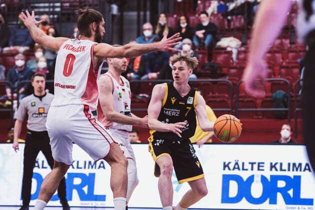 ProA 20 Spieltag Artland Dragons vs Tigers Tuebingen, 15 02 2022 Adam Pechacek Artland Dragons, 0 , Timo Lanmueller Tigers Tuebingen, 7 ProA 20 Spieltag Artland Dragons vs Tigers Tuebingen on 15 02 2022 in Quakenbrueck Artland Arena , Germany, Copyright: xBEAUTIFULxSPORTS Neddermannx