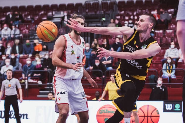 ProA 20 Spieltag Artland Dragons vs Tigers Tuebingen, 15 02 2022 Adam Pechacek Artland Dragons, 0 , Daniel Keppeler Tigers Tuebingen, 31 ProA 20 Spieltag Artland Dragons vs Tigers Tuebingen on 15 02 2022 in Quakenbrueck Artland Arena , Germany, Copyright: xBEAUTIFULxSPORTS Neddermannx