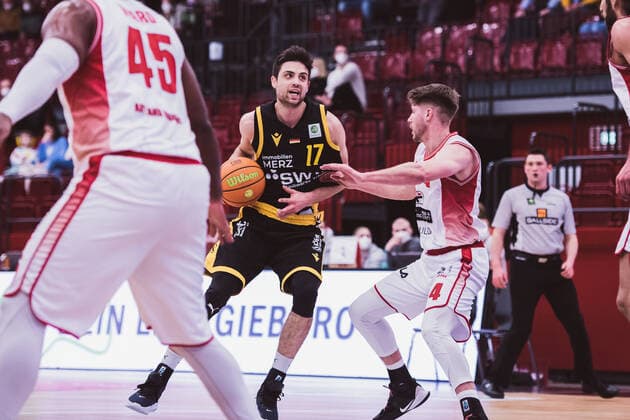 ProA 20 Matchday Artland Dragons vs Tigers Tuebingen, 15 02 2022 Mateo Seric Tigers Tuebingen, 17 , Thorben Doeding Artland Dragons, 4 ProA 20 Matchday Artland Dragons vs Tigers Tuebingen on 15 02 2022 in Quakenbrueck Artland Arena , Germany, Copyright: xBEAUTIFULxSPORTS Neddermannx