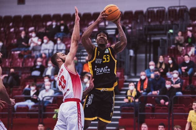 ProA 20 Spieltag Artland Dragons vs Tigers Tuebingen, 15 02 2022 Taren Valdis Sullivan Artland Dragons, 13 , Isaiah Deion Crawley Tigers Tuebingen, 53 ProA 20 Spieltag Artland Dragons vs Tigers Tuebingen on 15 02 2022 in Quakenbrueck Artland Arena , Germany, Copyright: xBEAUTIFULxSPORTS Neddermannx