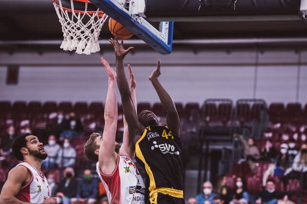 ProA 20 Matchday Artland Dragons vs Tigers Tuebingen, 15 02 2022 Jonas Weitzel Artland Dragons, 27 , Bakary Dibba Tigers Tuebingen, 44 ProA 20 Matchday Artland Dragons vs Tigers Tuebingen on 15 02 2022 in Quakenbrueck Artland Arena , Germany, Copyright: xBEAUTIFULxSPORTS Neddermannx