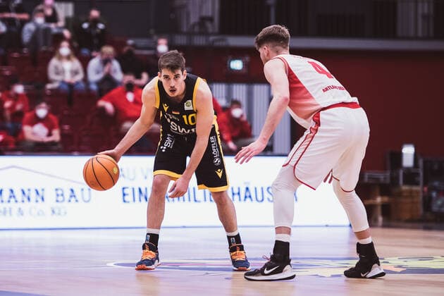 ProA 20 Matchday Artland Dragons vs Tigers Tuebingen, 15 02 2022 Gianni Otto Tigers Tuebingen, 10 , Thorben Doeding Artland Dragons, 4 ProA 20 Matchday Artland Dragons vs Tigers Tuebingen on 15 02 2022 in Quakenbrueck Artland Arena , Germany, Copyright: xBEAUTIFULxSPORTS Neddermannx